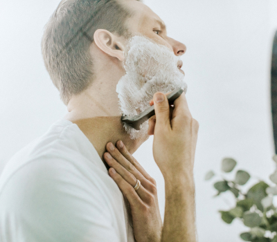 Cómo aliviar la irritación después de afeitarse